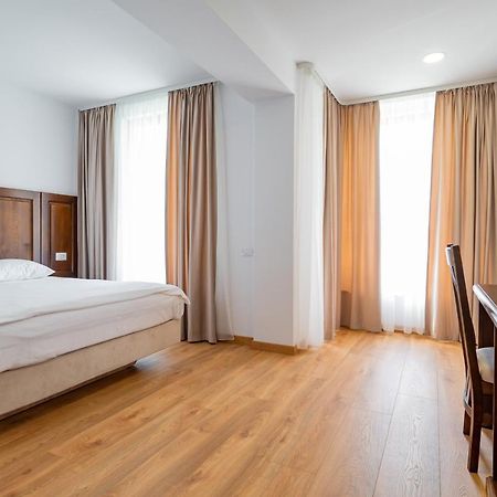 Voyager Hotel นาโวดาริ ภายนอก รูปภาพ