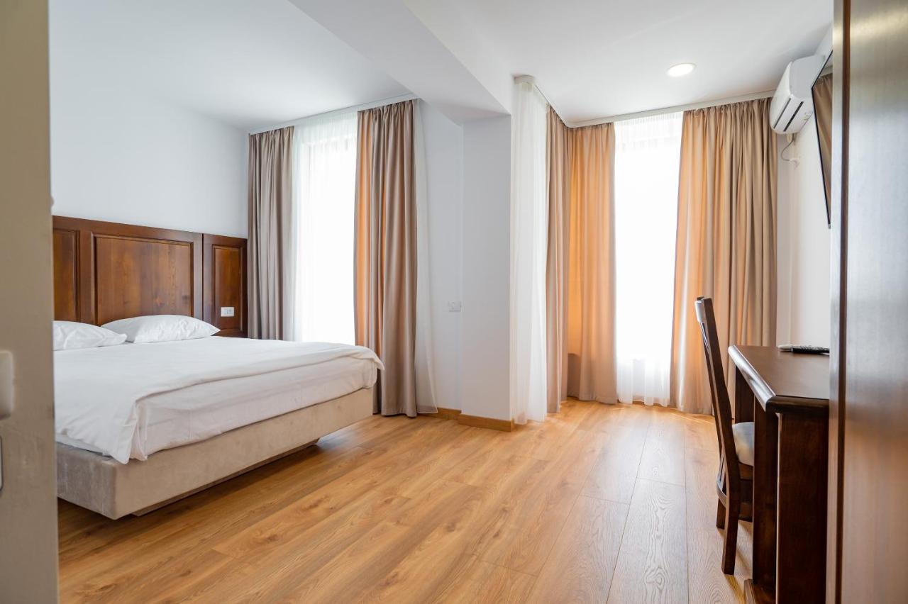 Voyager Hotel นาโวดาริ ภายนอก รูปภาพ