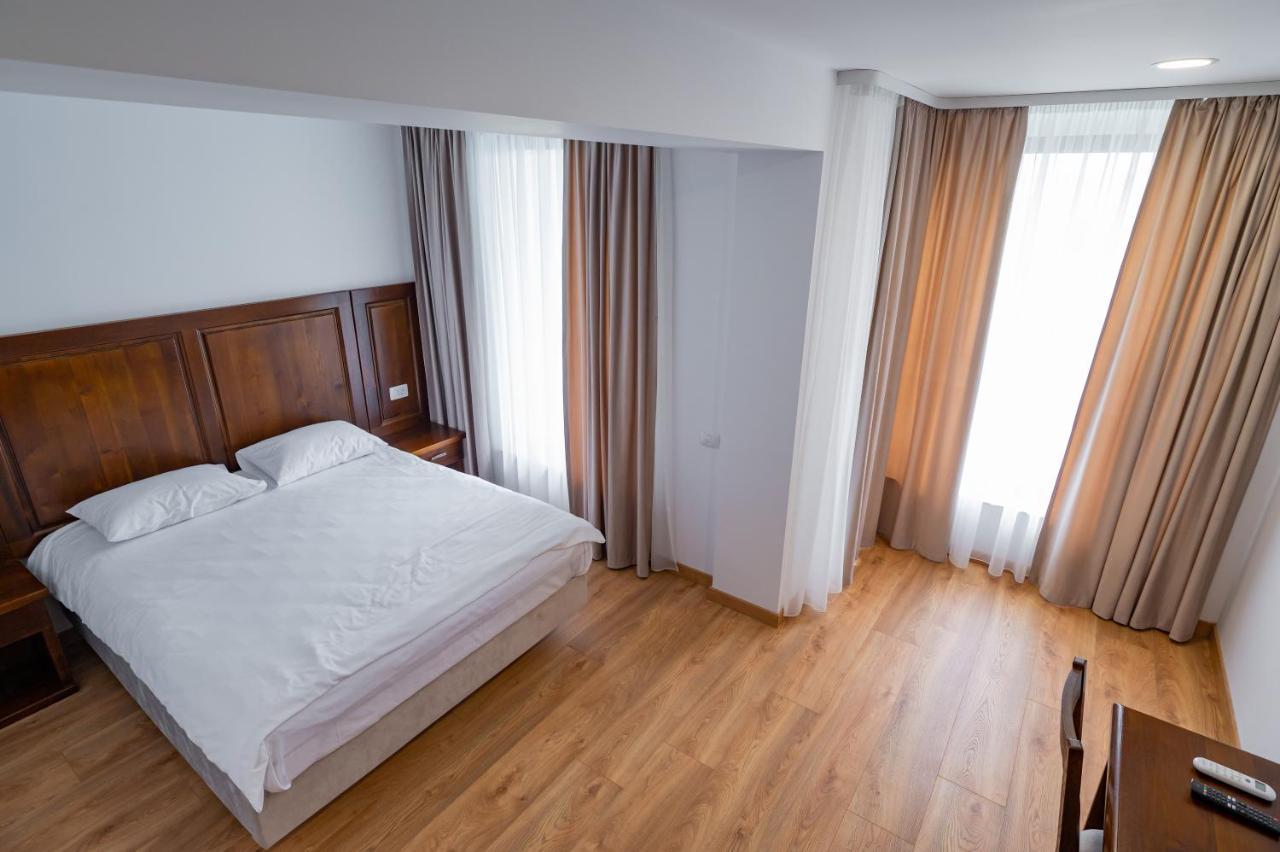 Voyager Hotel นาโวดาริ ภายนอก รูปภาพ