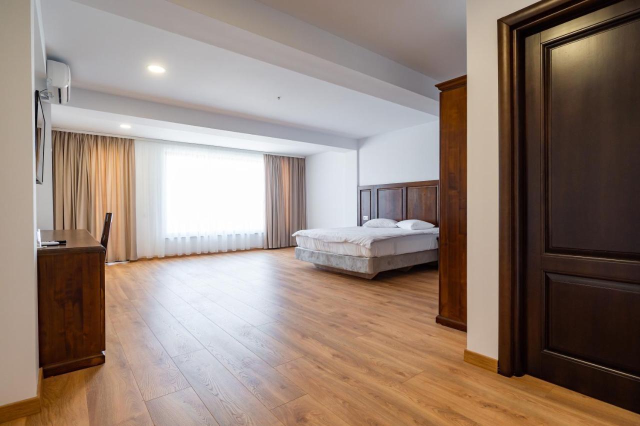 Voyager Hotel นาโวดาริ ภายนอก รูปภาพ