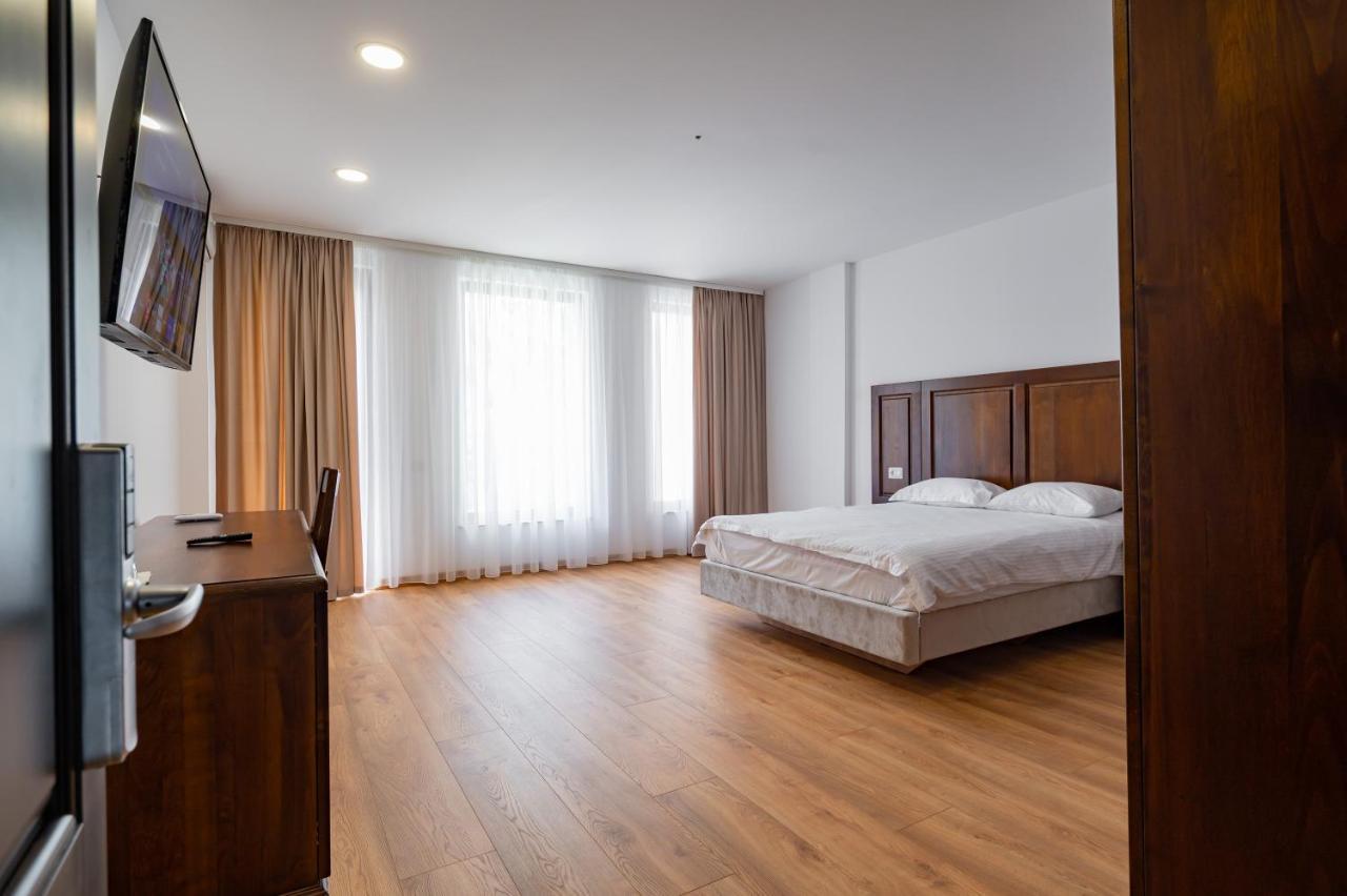 Voyager Hotel นาโวดาริ ภายนอก รูปภาพ