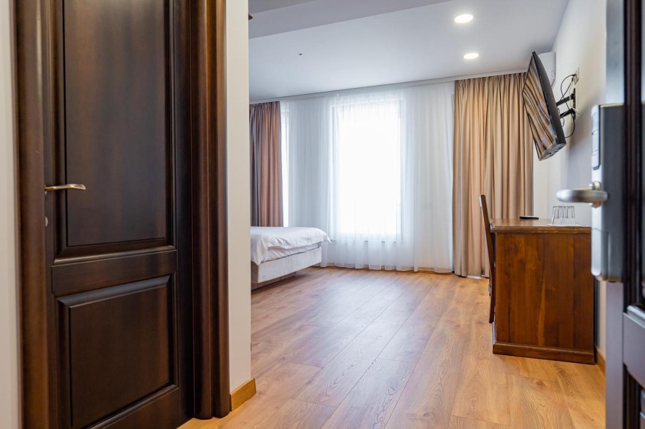 Voyager Hotel นาโวดาริ ภายนอก รูปภาพ