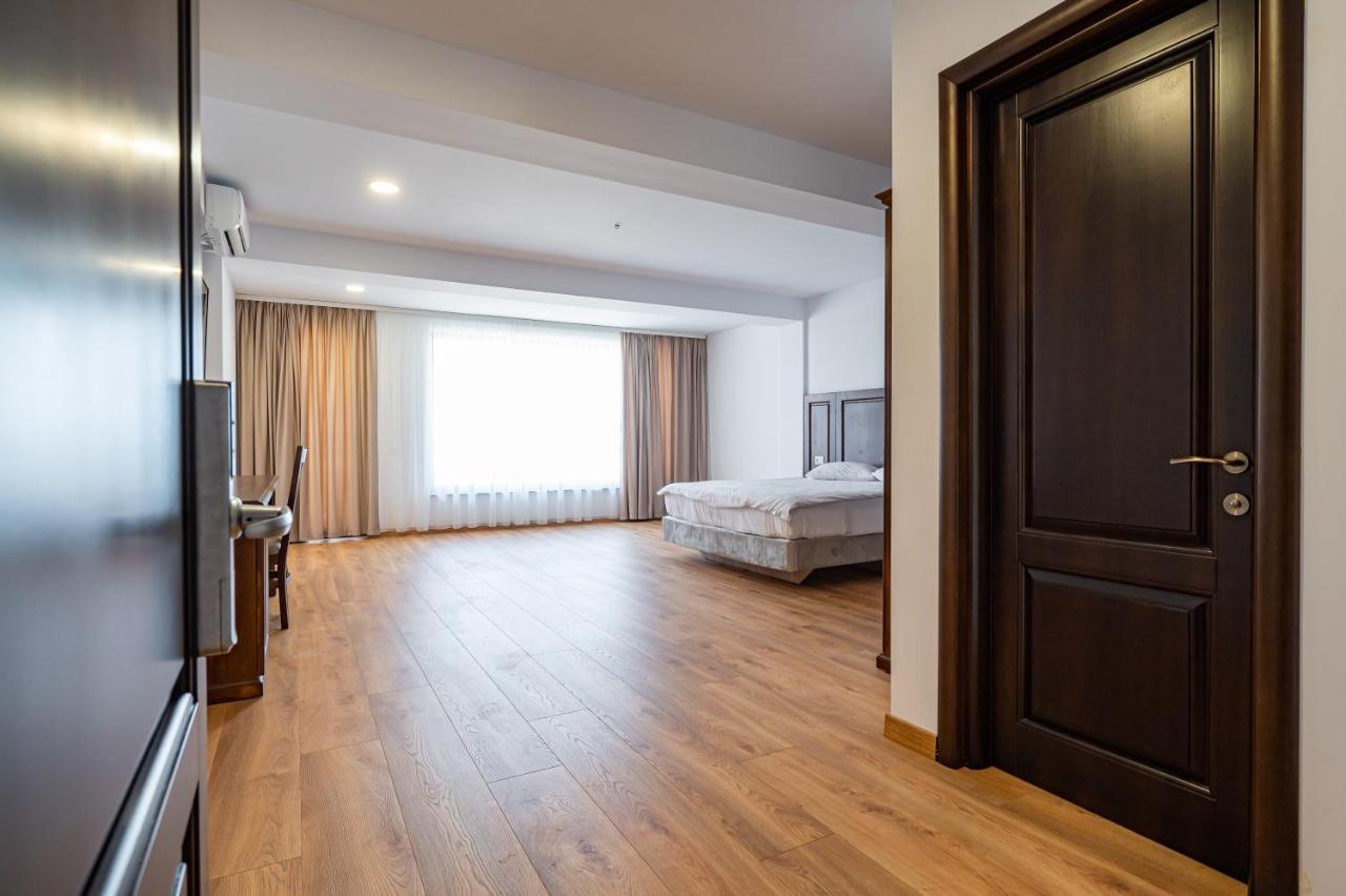 Voyager Hotel นาโวดาริ ภายนอก รูปภาพ